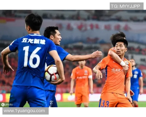 河南建业与山东鲁能泰山激战正酣谁将赢得这场焦点对决